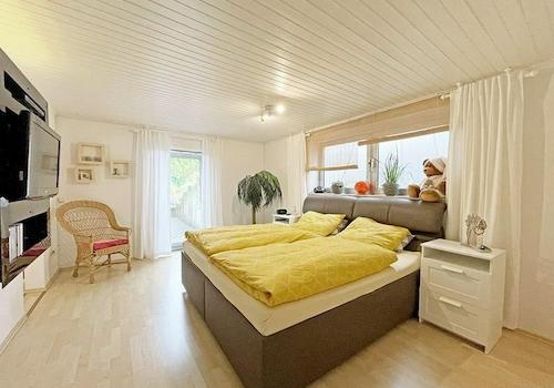 Schlafzimmer mit Ankleideraum