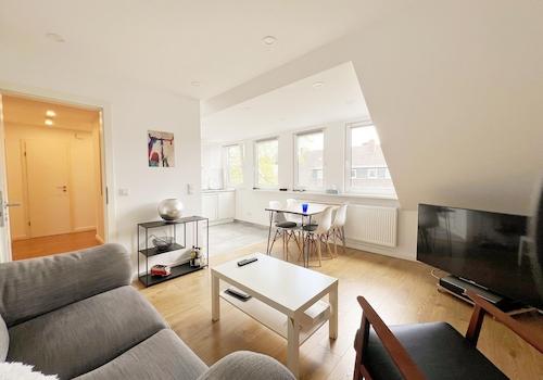Wohnzimmer mit offener Küche