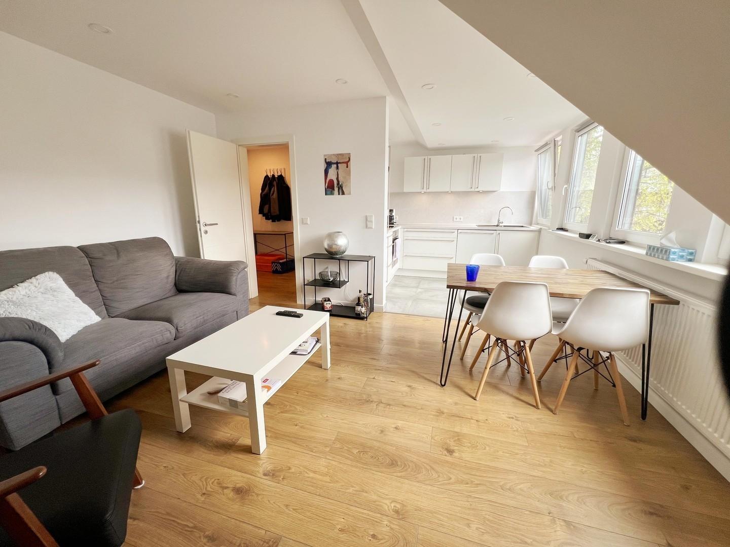 Wohnzimmer mit offener Küche