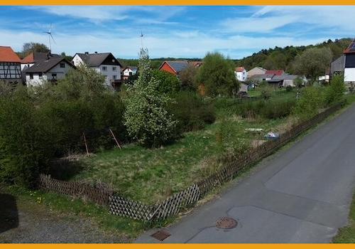 Dörfliche Umgebung mit Baugrundstück