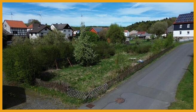 Dörfliche Umgebung mit Baugrundstück