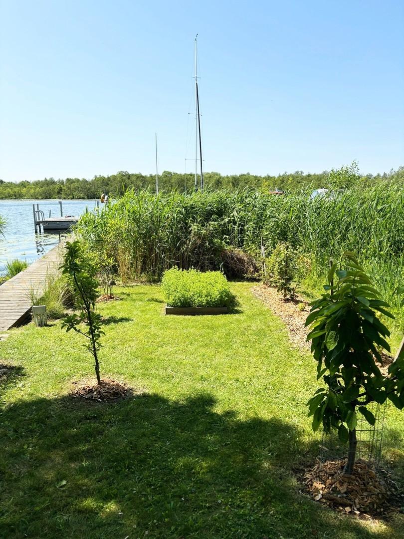 Gartendeteil direkt am See