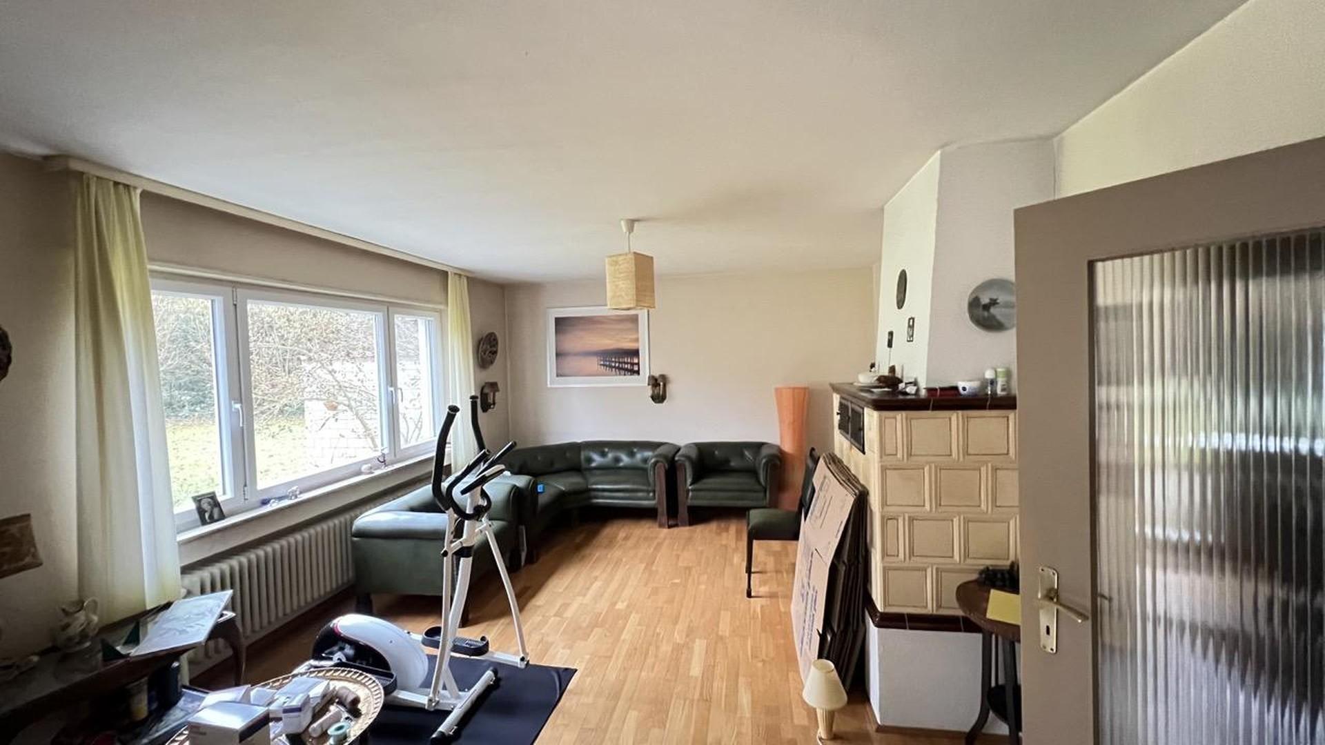 Wohnzimmer mit Kachelofen