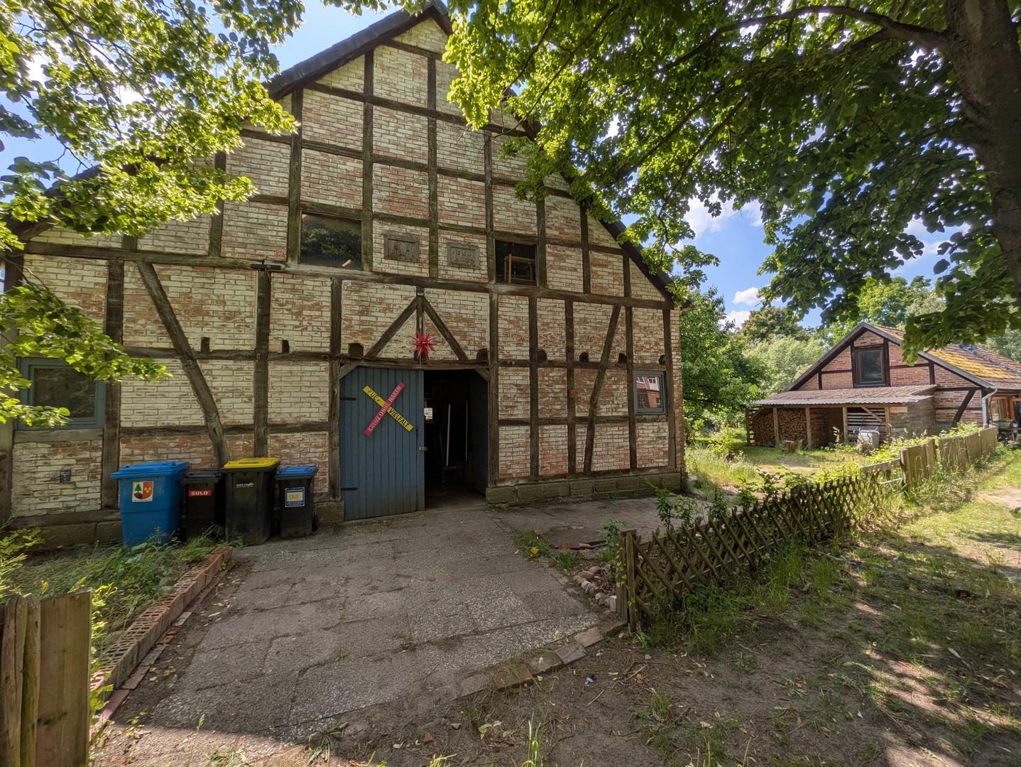 Blick auf Scheune und Wohnhaus