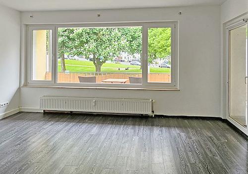 Wohnzimmer mit Balkon