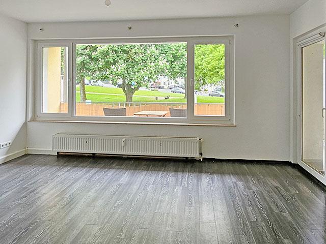 Wohnzimmer mit Balkon