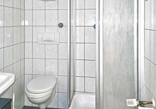 Badezimmer mit Dusche und WC