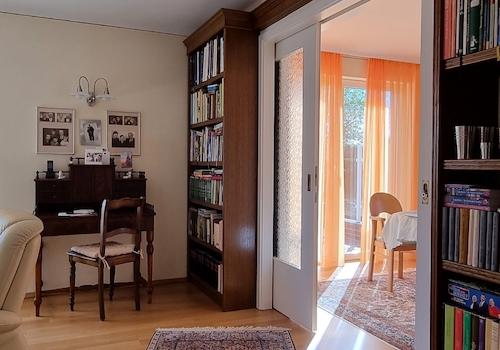 Bücherbord im Wohnzimmer