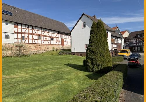 Garten mit Blick auf das Haus