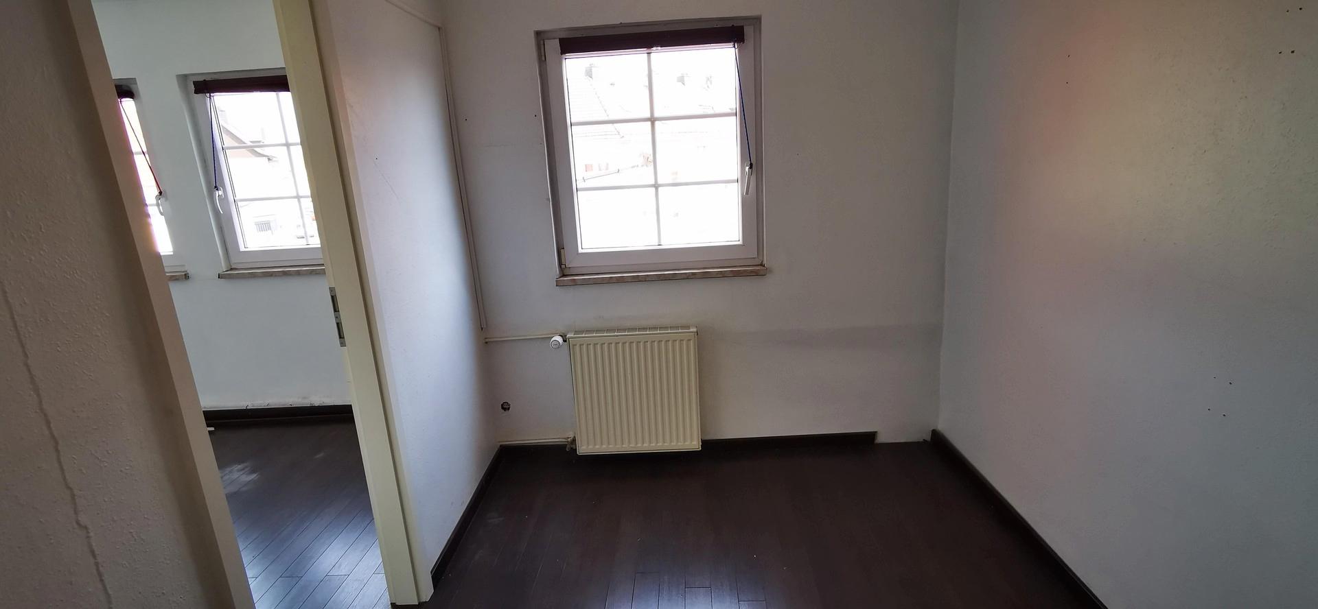 offener Kleiderschrank