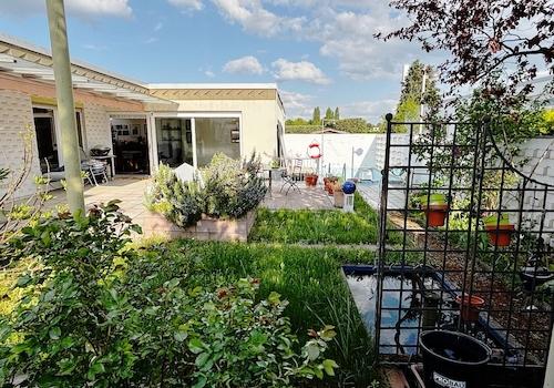 Garten mit idyllischem Biotop