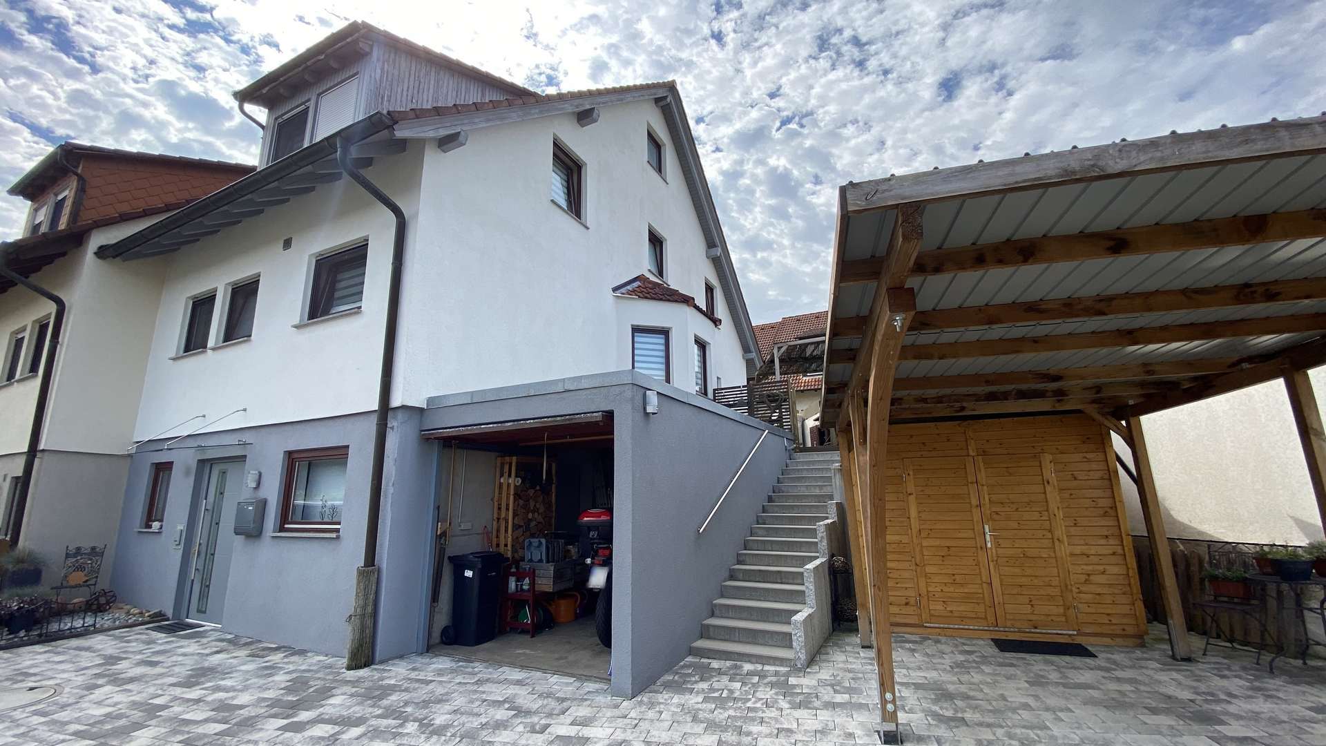 Garage und Carport mit Schuppen