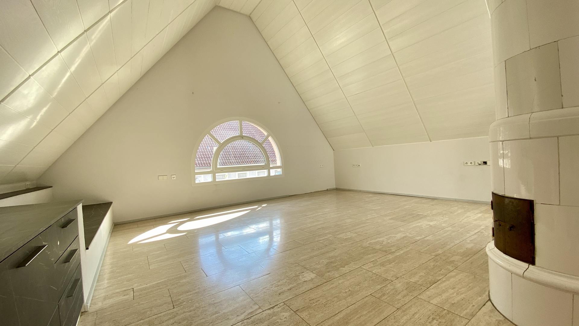 Großes Wohnzimmer mit Kachelofen