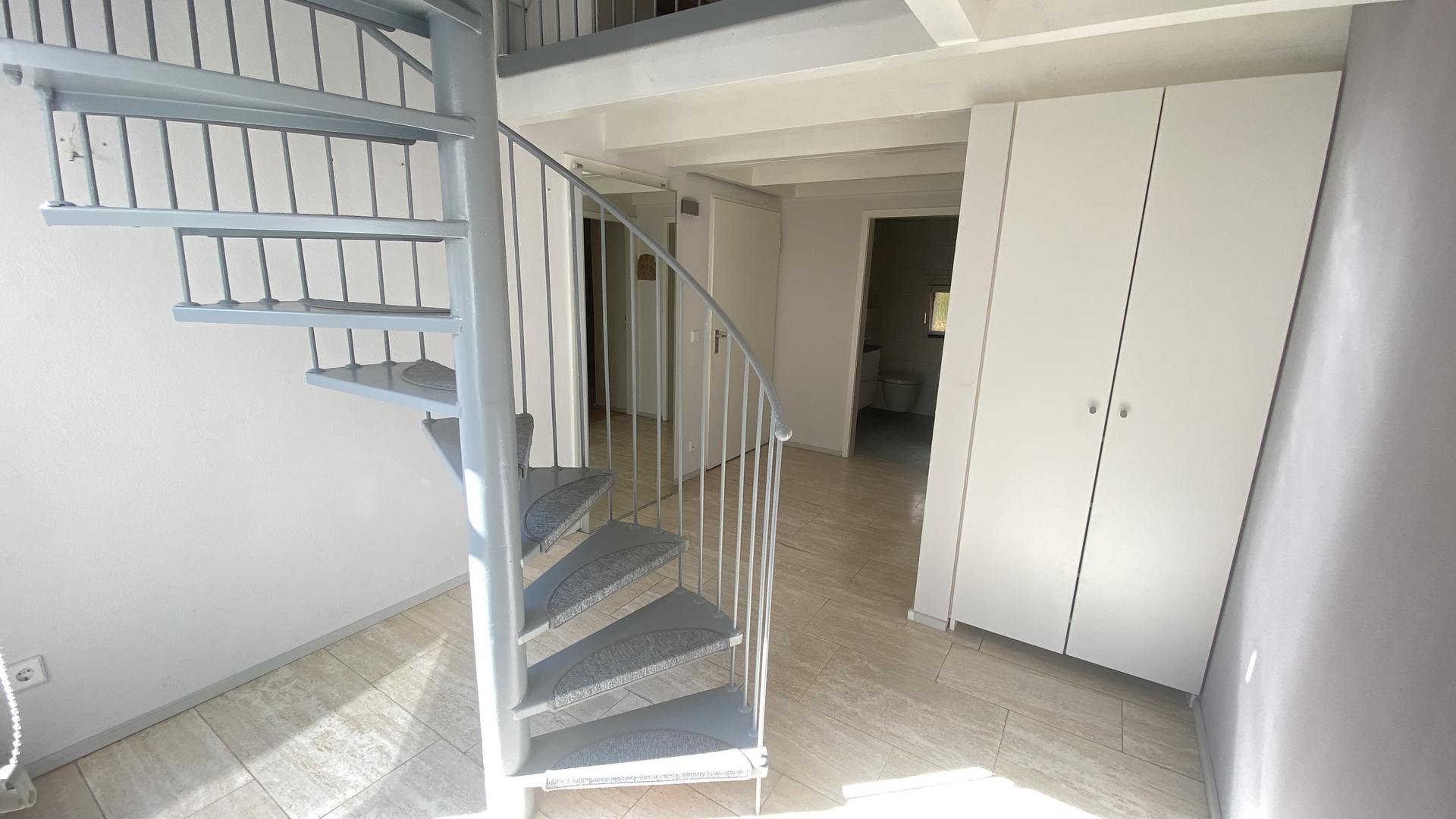 Flur mit Einbauschrank und Wendeltreppe
