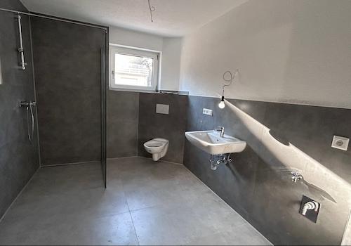 Modernes Bad mit bodenebener Dusche