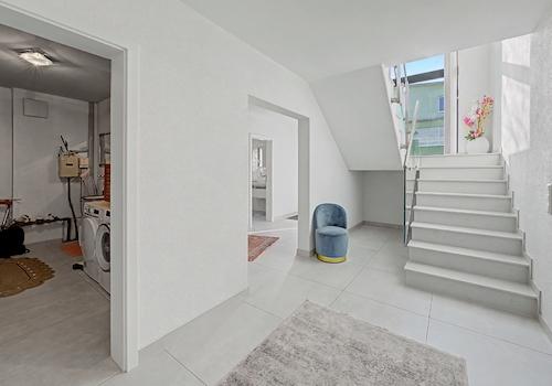 Hauswirtschaftsraum / Treppe ins OG