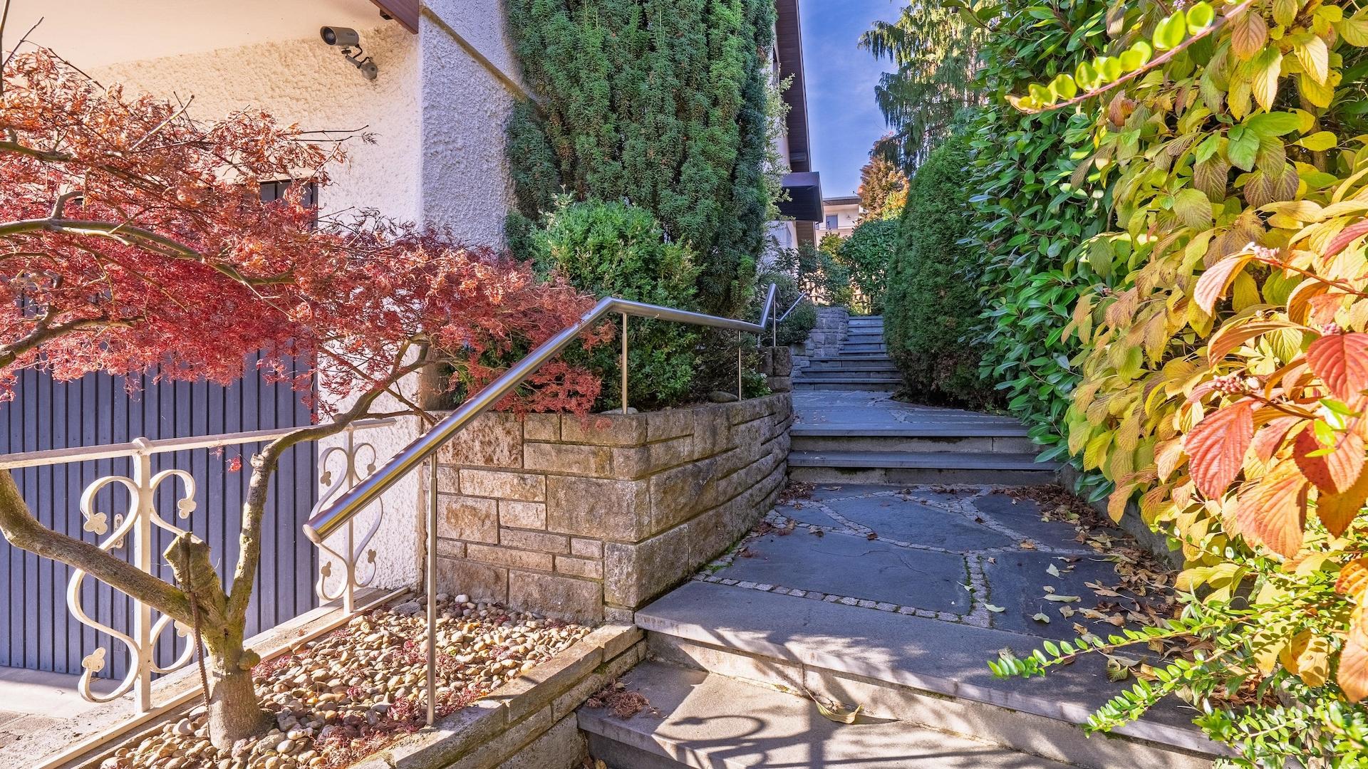 Treppen zum Eingang