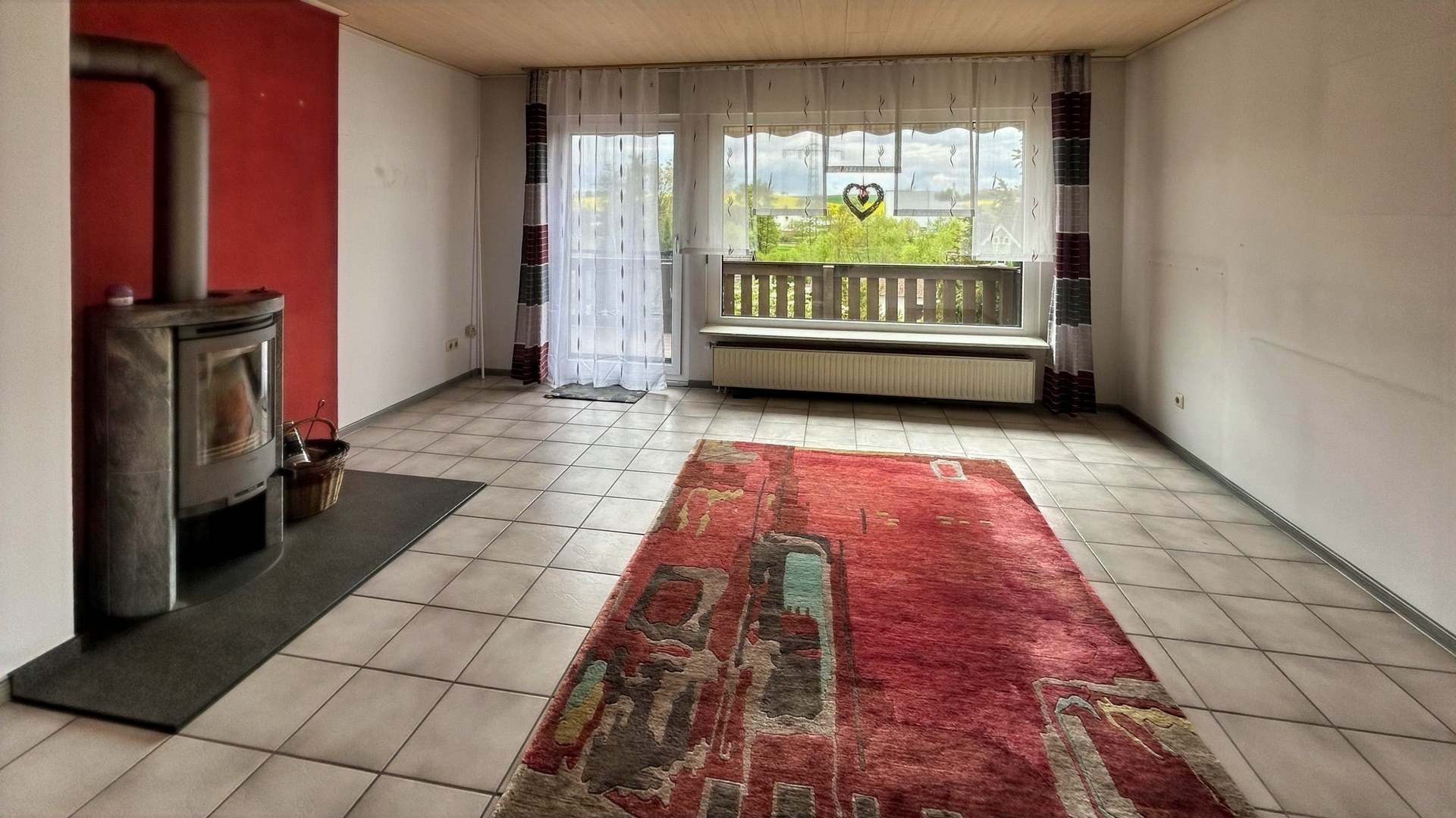 Wohnzimmer mit Zugang zum Balkon