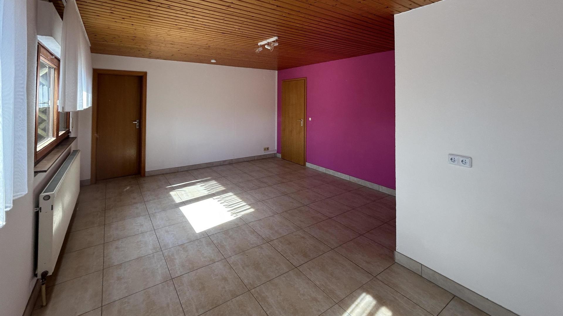 ELW Wohn- und Esszimmer mit Anschluss für Küche