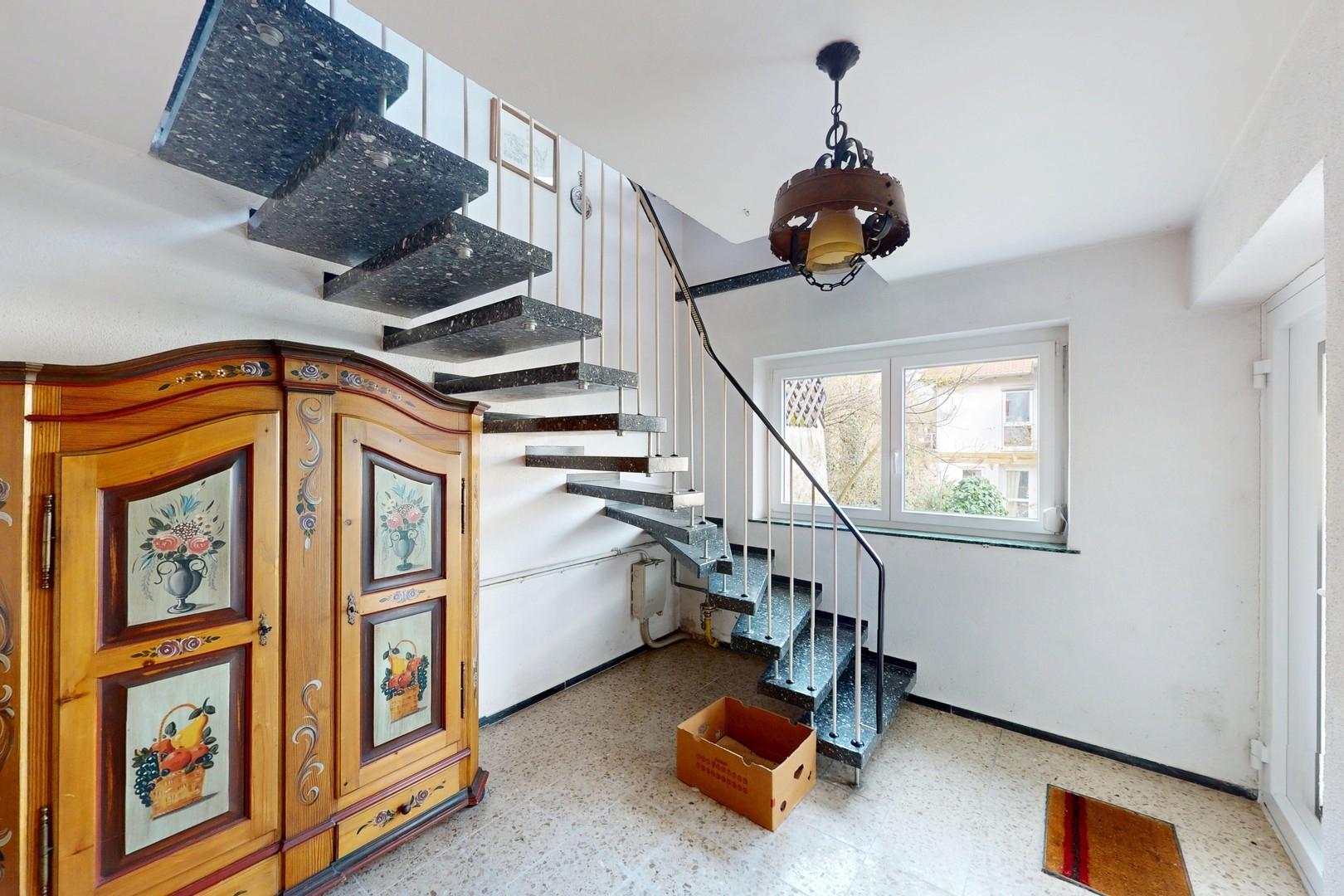 Eingangsbereich/Treppen zum OG