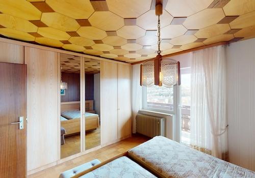 Schlafzimmer 1