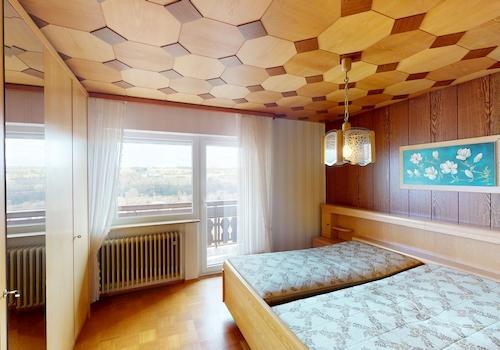 Schlafzimmer 1