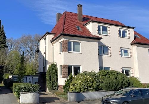Ansicht mit Hofzufahrt
