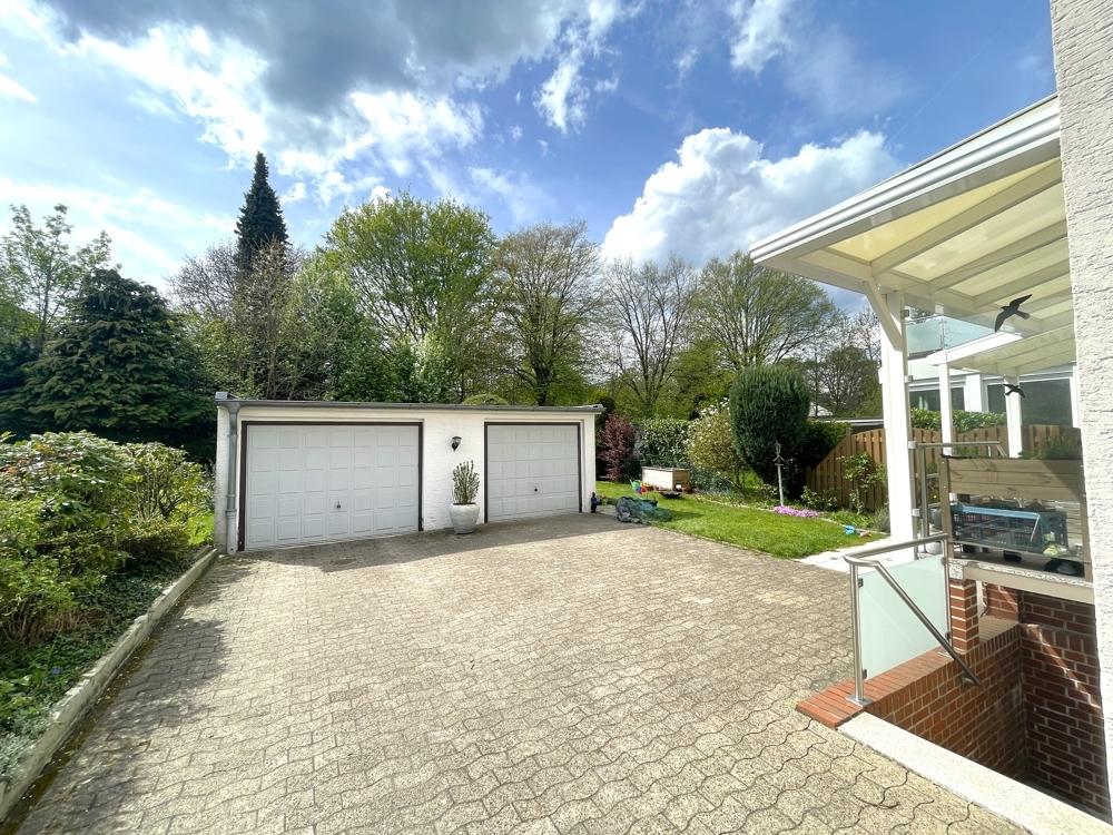 Hoffläche mit Garagengebäude