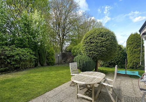 Freisitz mit Blick in den Garten