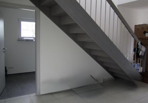 gerade Treppe zum Obergeschoss