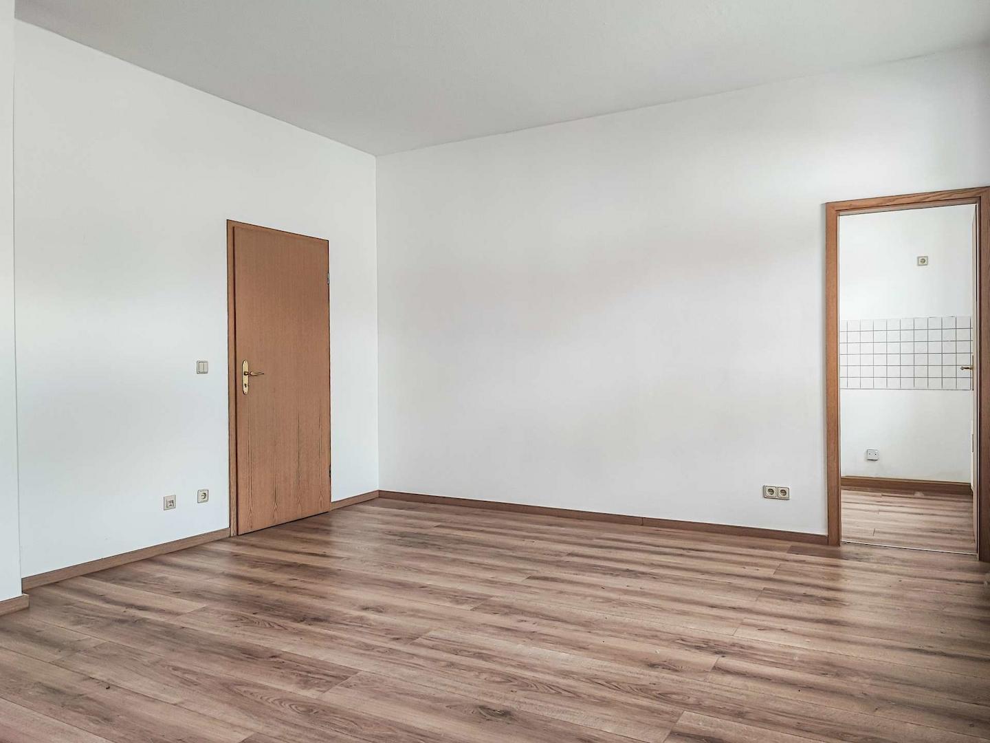 Wohnzimmer mit Küchentür