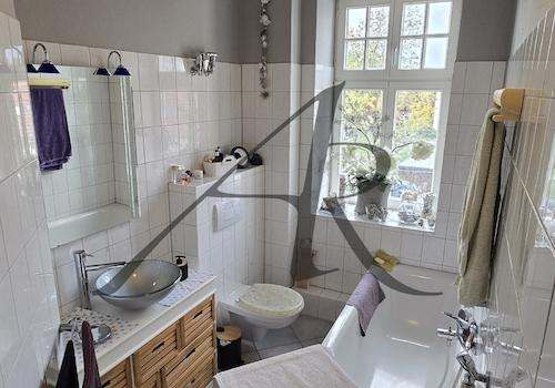 Tageslichtbad mit Badewanne