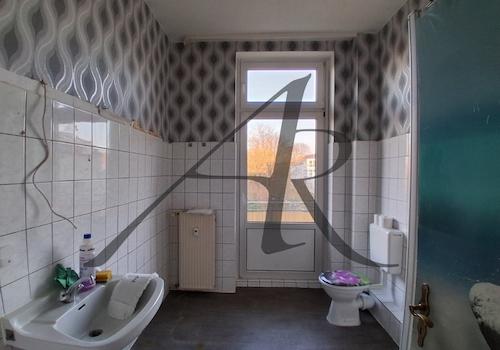 Tageslichtbad mit Dusche und Balkonzugang