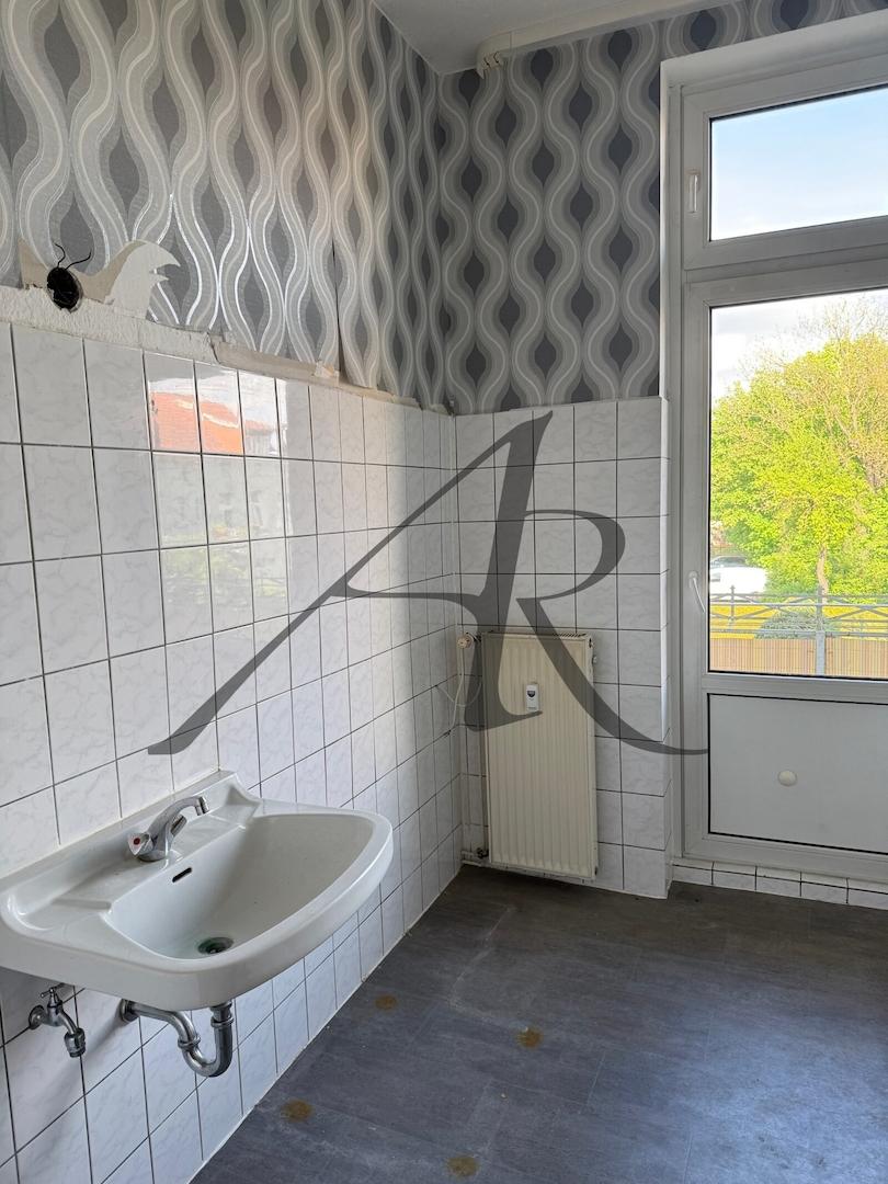 Tageslichtbad mit Dusche und Balkonzugang