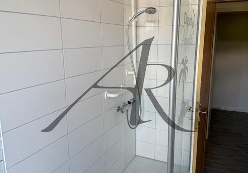 Tageslichtbad mit Dusche und Balkonzugang