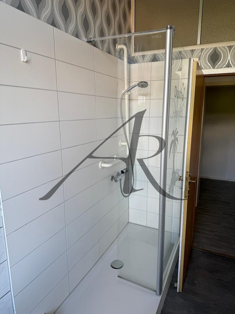 Tageslichtbad mit Dusche und Balkonzugang