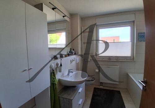 Tageslichtbad mit Badewanne und Dusche