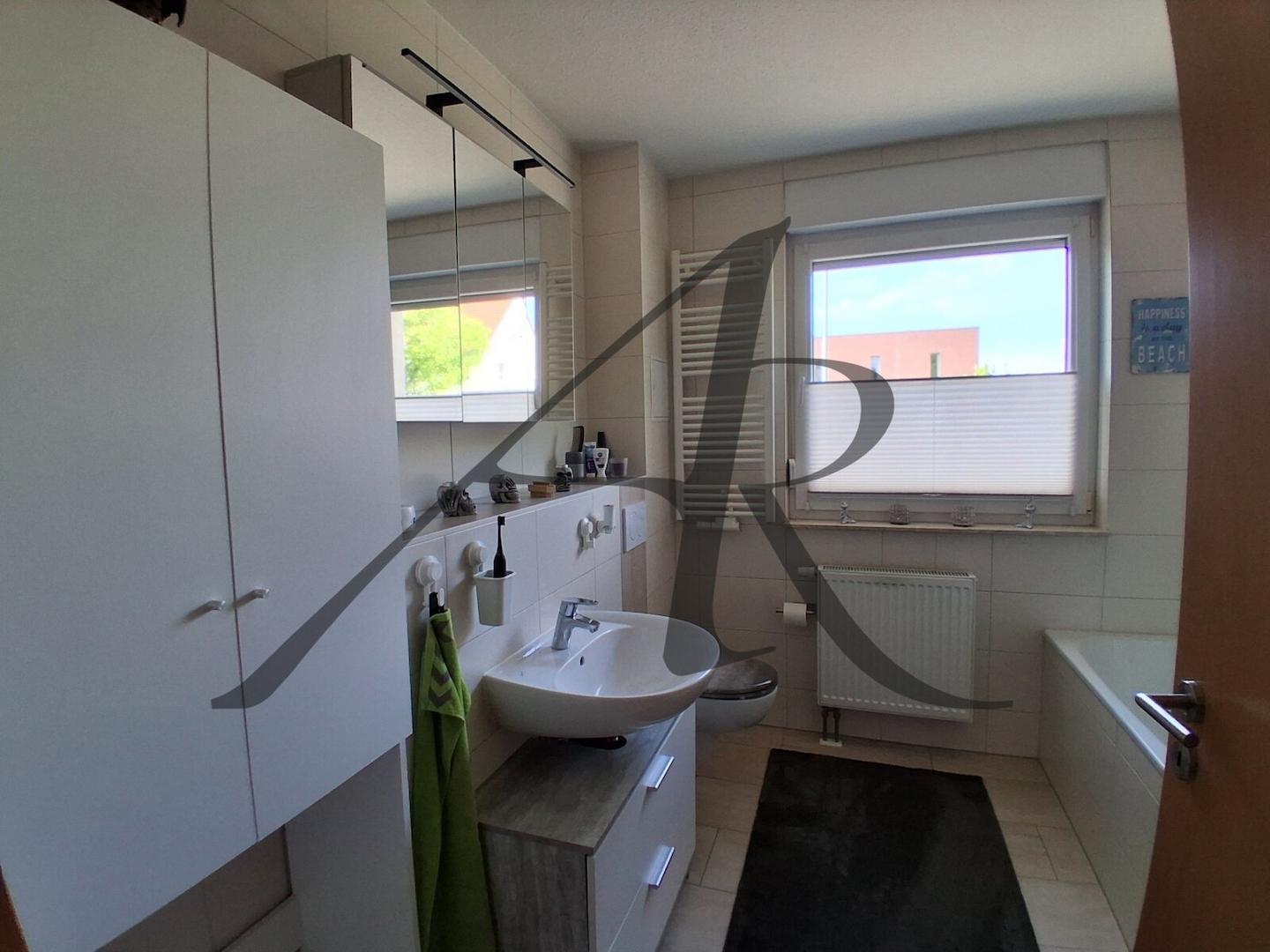 Tageslichtbad mit Badewanne und Dusche