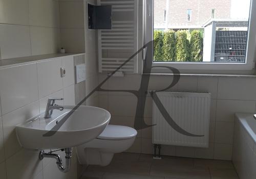 Tageslichtbad mit Badewanne und Dusche