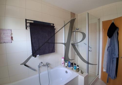Tageslichtbad mit Badewanne und Dusche