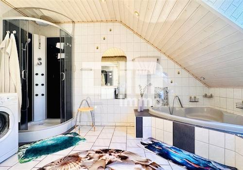 WE2 OG / DG Badezimmer / Wanne / Dusche