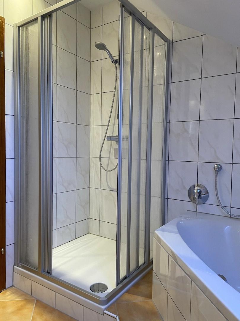 Dusche und Wanne