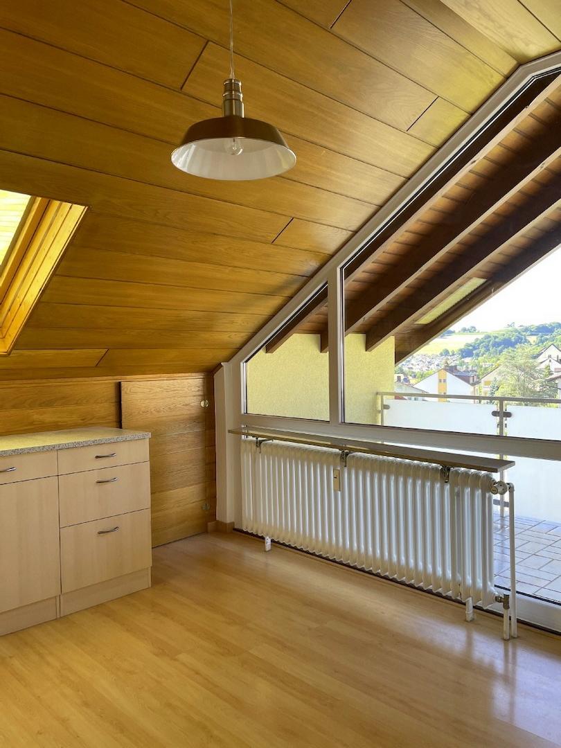 Küche (EBK) mit überdachtem Balkon