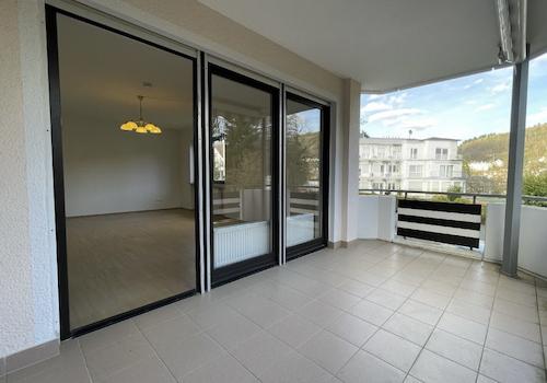 großer überdachter Balkon