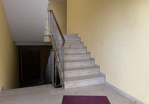 nur wenige Stufen zur Wohnung
