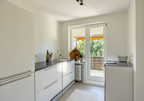 Küche mit Zugang zum Balkon