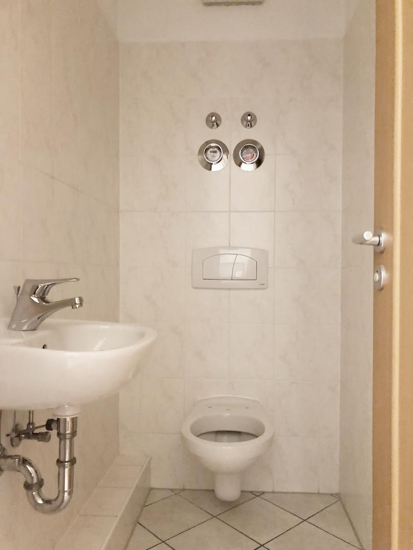 separates WC