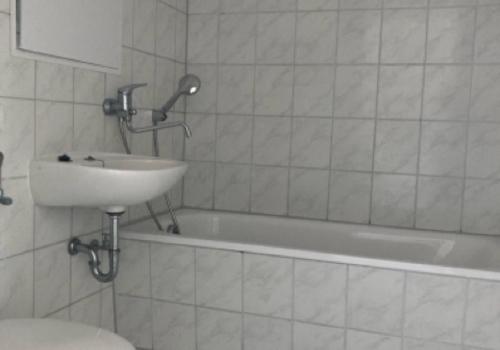 gefliestes Wannenbad