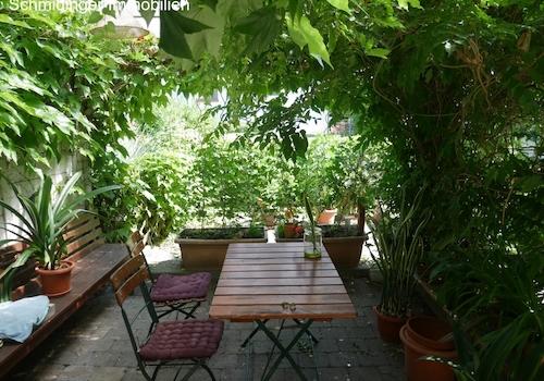 Freisitz hinter dem Haus