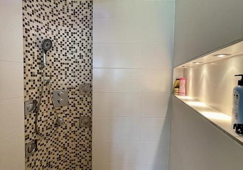 Dusche im Bad